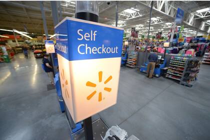 Las herramientas de Walmart con IA permiten a los clientes buscar artículos como lo harían si estuvieran en línea y ver la disponibilidad del inventario