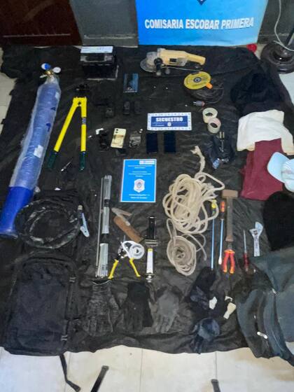 Las herramientas secuestradas en poder de los sospechosos