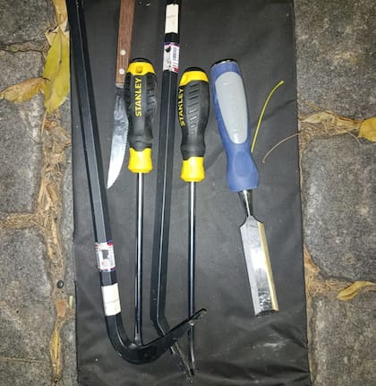 Las herramientas secuestradas, entre ellas barretas y destornilladores, que se habrían utilizado para forzar puertas durante las entraderas