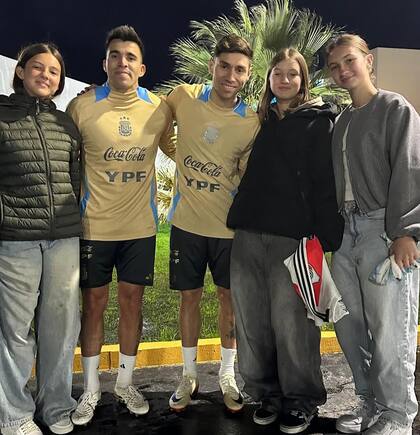 Las hijas de Nicole Neumann y Fabián Cubero junto a los jugadores de la selección argentina (Foto: Instagram @fabiancuberooficial)