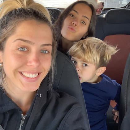 Las hijas de Silvestre y Verónica Vieyra, junto al hijo de una de ellas (Foto: Instagram/@verónicavieyraok)