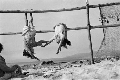 Las hijas del pescador, Aldea de los Horcones, Chile, 1956