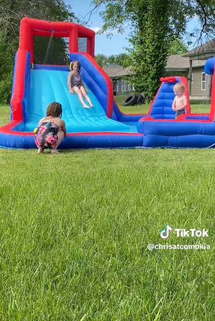 Las hijas del tiktoker mientras disfrutan de su nuevo inflable acuático