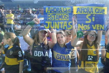 Las hinchas de Boca con carteles, en la platea de la Bombonera.