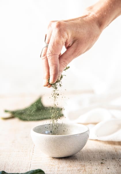 Las hojas de higuera pueden deshidratarse y molerse hasta obtener un polvo que se usa como condimento o aromatizante natural