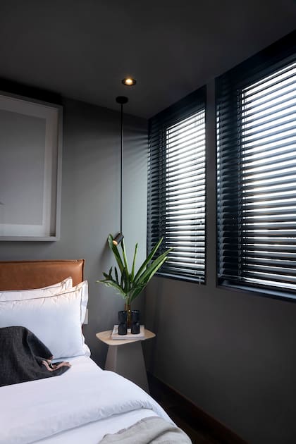 Las horizontales de aluminio de Hunter Douglas tienen láminas de 50 mm y ofrecen la posibilidad de elegir el color de la cortina.