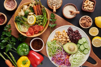 Las hortalizas como la batata, el pimiento rojo y el tomate, junto a cereales y productos integrales, completan este abanico de fuentes alimenticias fundamentales para el organismo