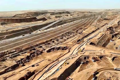 Las imágenes aéreas muestran cómo los constructores están trabajando en las primeras fases del proyecto, con camiones y otros equipos pesados en el desierto.