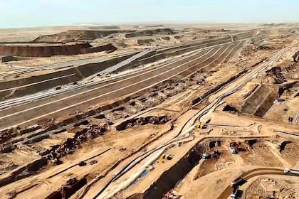 Las imágenes aéreas muestran cómo los constructores están trabajando en las primeras fases del proyecto, con camiones y otros equipos pesados en el desierto.