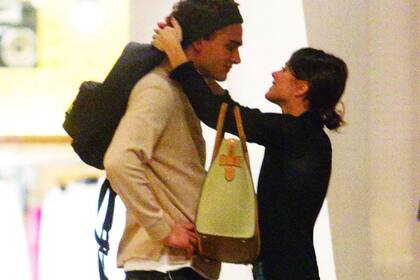 Las imágenes, capturadas durante un paseo por la capital española, reflejan el gran momento de la pareja. En una tienda, se probaron sombreros e improvisaron un desfile que terminó en el beso apasionado que ilustra estas páginas.