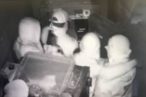 Las imágenes de distintas cámaras de seguridad capturaron a la banda en pleno acto. Foto: X/Canva