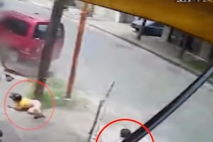 Un hombre y sus dos hijas se salvaron tras ser atropellados por una camioneta