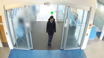 Las imágenes de las cámaras de seguridad captaron a Khan llegando a la escuela el día del apuñalamiento fatal. Foto: Skynews