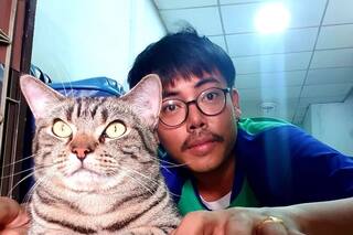 Instaló una cámara y descubrió qué hacía su gato mientras él dormía