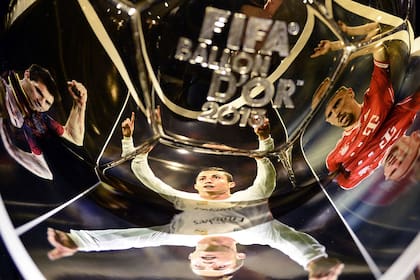 Las imágenes de Messi, Cristiano y Ribery se reflejan en el Balón de Oro 2013