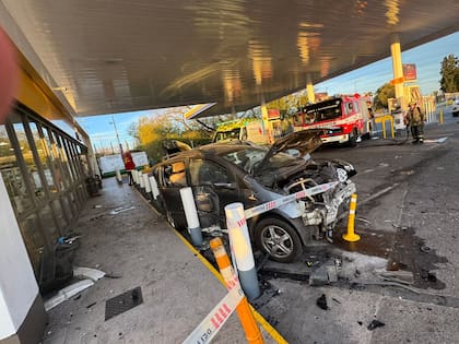 Las imágenes del accidente en el que murió una mujer y un hombre resultó herido en el acceso Tigre