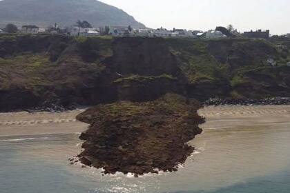 Las imágenes del derrumbe muestran cómo la primera hilera de viviendas, cercanas al acantilado, perdieron una gran parte de sus jardines en el desprendimiento