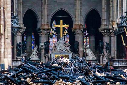 Emmanuel Macron dijo que reconstruirán la iglesia en cinco años