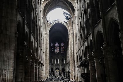 Emmanuel Macron dijo que reconstruirán la iglesia en cinco años