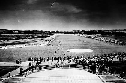 Las imágenes en blanco y negro y la baja calidad dan cuenta de la historia de las piletas de Aeroparque cuando en los años 50 eran una atracción para los porteños