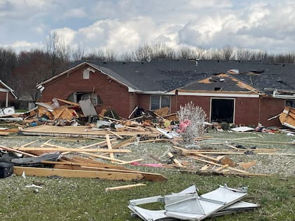 Las imágenes en redes sociales muestran la devastación que dejaron los tornados en las casas y calles