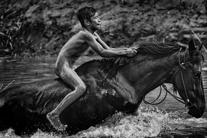 Alain Schroeder, ganador del primer premio en la categoría Deportes, muestra un caballo siendo bañado para refrescarse después de un día de carreras en la isla de Sumbawa, Indonesia