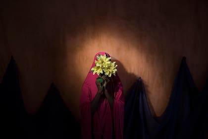 Adam Ferguson, The New York Times; primer premio Historias Populares; Falmata, de 15 años, de la serie retratos de niñas secuestradas por militantes de Boko Haram, tomadas, Nigeria. Las chicas fueron atadas con explosivos, y se les ordenó volar en zonas atestadas, escaparon sin detonar las bombas