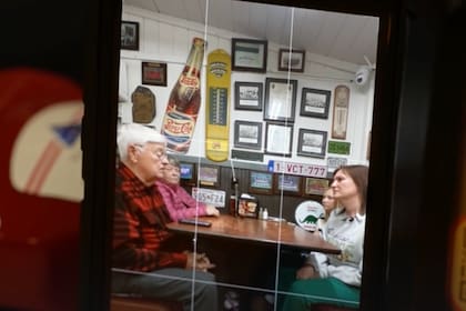 Las imágenes mostraron al repartidor con problemas para subir y bajar los escalones del porche