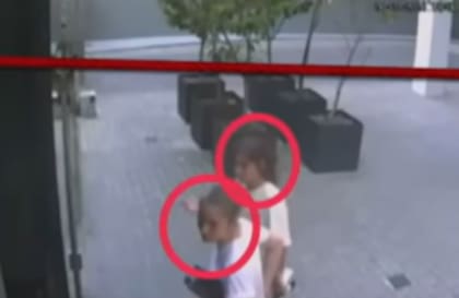 Las imágenes muestran a Chantal Tati Leclercq acompañada por otra persona de cabello claro que lleva un objeto en su brazo izquierdo; la Justicia no produjo hasta el momento un reconocimiento fehaciente que permita identificar a la segunda persona