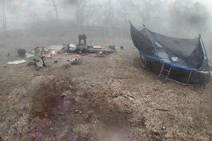 Las imágenes muestran el momento exacto en que el perro es salvado del tornado