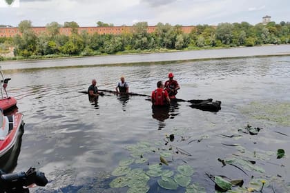 Las imágenes muestran el tronco con un hueco parcial y lleno de agua, proporcionando una visión clara de la estructura de la canoa y su estado de conservación (Imagen Facebook Robert Wyrostkiewicz)