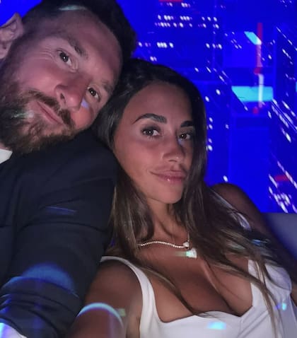 Las imágenes que Antonela Roccuzzo eligió para saludar al padre de sus tres hijos (Foto. Instagram/@antonelaroccuzzo)