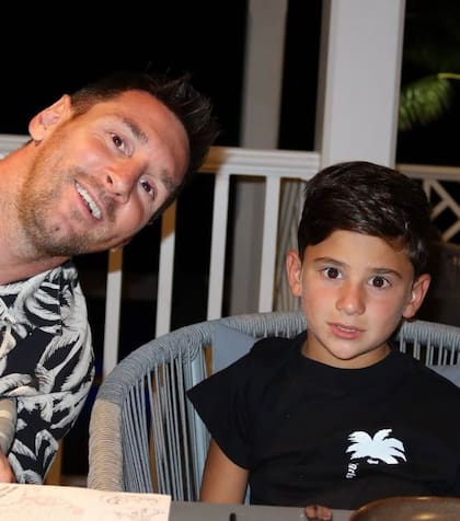 Las imágenes que Antonela Roccuzzo eligió para saludar al padre de sus tres hijos (Foto. Instagram/@antonelaroccuzzo)