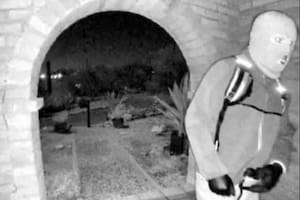 Por primera vez, el FBI difunde imágenes de un hombre armado afuera de la casa de la madre de Savannah Guthrie