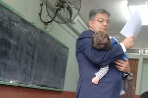 El tierno gesto de un profesor ante una alumna que fue a clases con su bebé