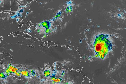 Las imágenes satelitales muestran que el ojo del huracán Lee perdió definición durante el viernes
