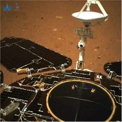 Las imágenes traseras muestran los paneles solares y el sistema de comunicación de antenas del robot