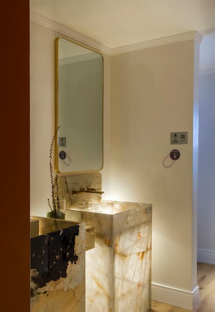 Las impactantes bachas con sectores retroiluminados son de granito 'Patagonia Wow' con acabado pulido (De Stefano) ejecutadas por Marmoles Granitos GyG.