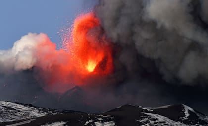 Las impactantes imágenes de la erupción del volcán Etna recorrieron el mundo