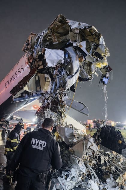 Las impactantes imágenes del avión accidentado en una pista en el aeropuerto LaGuardia.