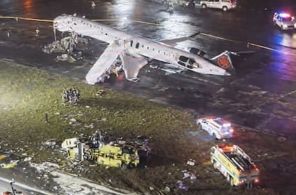Las impactantes imágenes del avión accidentado en una pista en el aeropuerto LaGuardia.