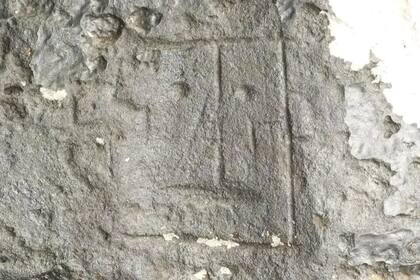 Las impactantes imágenes muestran distintas caras, de las cuales algunas son cuadradas, que tienen cabeza, boca y, en algunos casos, nariz.