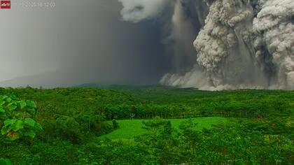 Las impactantes imágenes tras la erupción de monte Semeru
