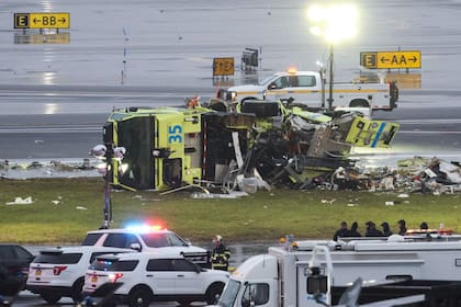 Las impactantes imágenes y videos del choque de un avión Air Canada con un camión en LaGuardia.