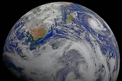 Esta imagen compuesta del sur de África y los océanos circundantes fue capturada por seis órbitas de la nave espacial Suomi NASA / NOAA el 9 de abril de 2015. El ciclón tropical Joalane se puede ver sobre el Océano Índico 