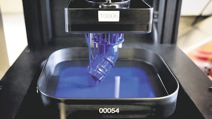 Las impresoras 3-D de la empresa Carbon3D proyectan luz a través de una piscina de resina en un proceso más corto que los métodos tradicionales.