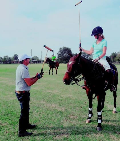 Las indicaciones de Eduardo Amaya para una de sus alumnas en el Brookshire Polo