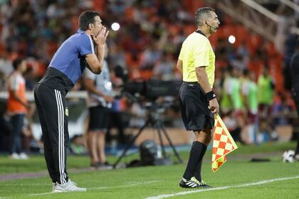 Las indicaciones de Scaloni en un partido que le dio buenos dividendos, con los tantos de Icardi y Dybala