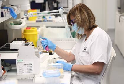 Las infecciones se confirman mediante pruebas de PCR en muestras tomadas a los pacientes sospechosos