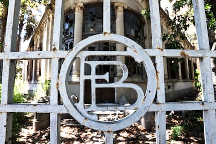 Las iniciales de Francisco Beiró en el portón